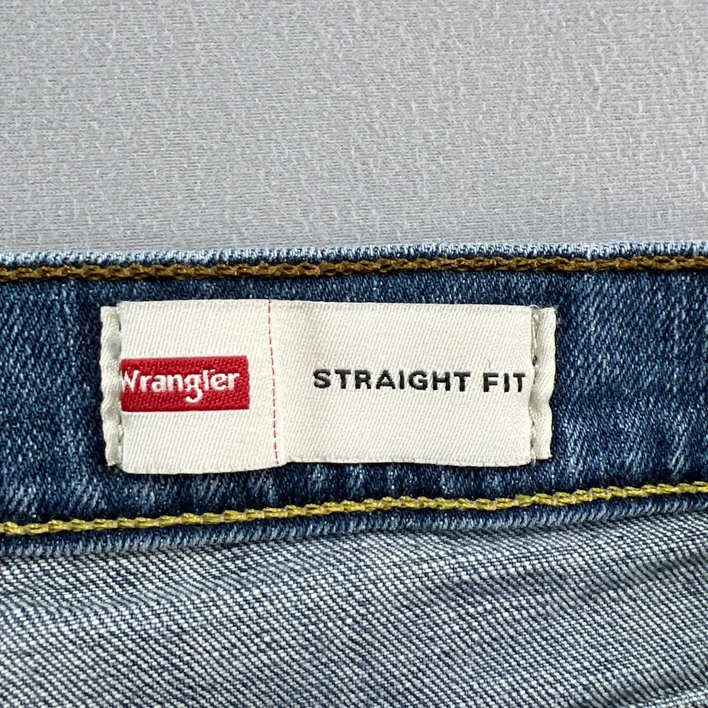 Wrangler Straight Fit Jeans Mens 31x30 Medium Wash Blue Denim 112326614